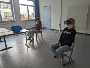 Schülerinnen und Schüler tragen eine VR-Brille